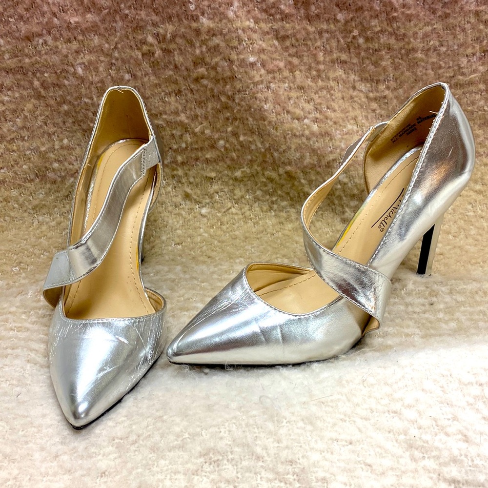 Anne Michelle Silver 8.5 stretchy strap heels